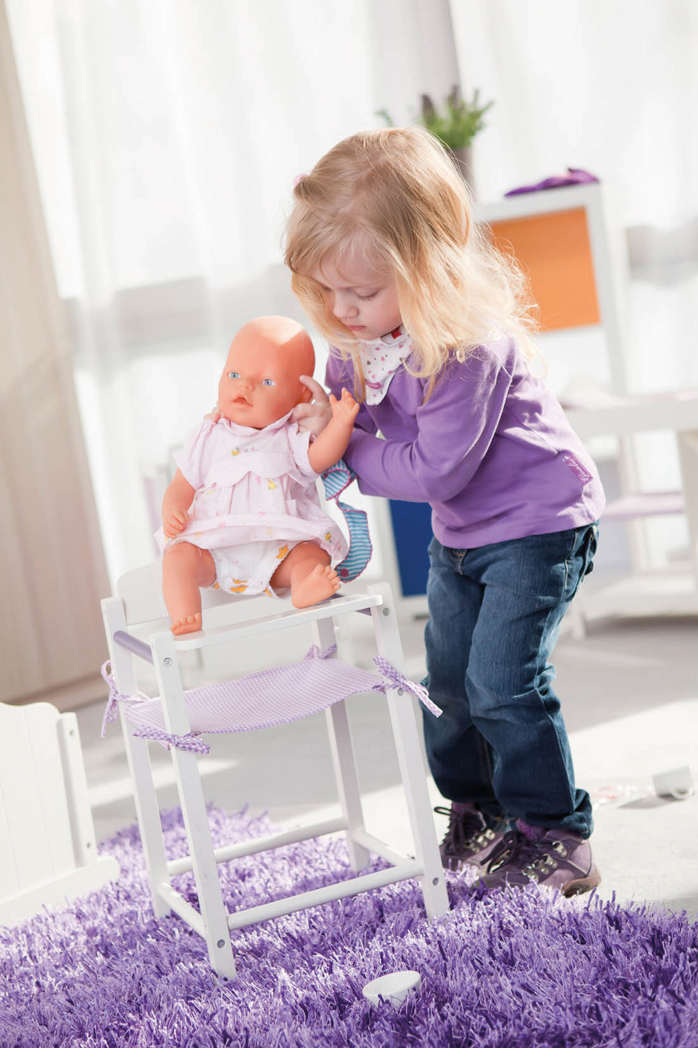 Puppenhochstuhl 'Fienchen', Stuhl für Baby- und Kinderpuppen, Puppenzubehör weiß lackiert – Milieubild (2/4)