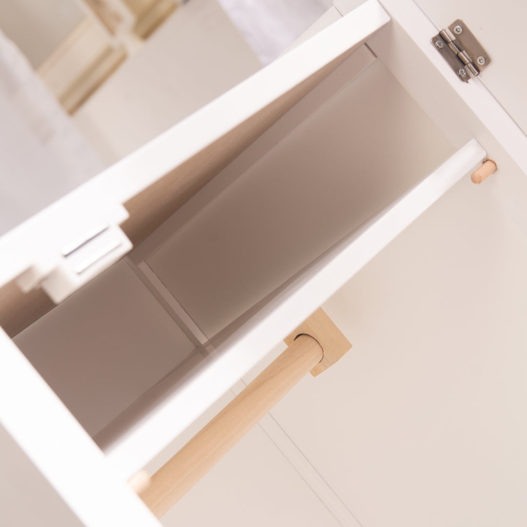Puppenkleiderschrank 'Stella', zum Verstauen von Puppenkleidung & Zubehör, weiß lackiert – Detailbild (5/7)